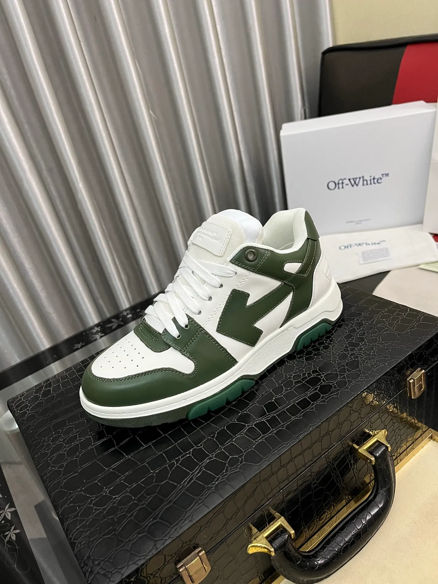 Men's shoes 💰600⌚️⌚️ OFF-White C/O VirGil Abloh fashionable and versatile casual shoes. Exclusive first release of the new model. Made of environmentally friendly cowhide leather and mesh fabric upper material. The insole is embedded with foam cushioning EVA material. The correct midsole is equipped with EVA lightweight cushioning. External tooth nail rubber outsole. The correct accessories can be customized simultaneously. Women's model: 35-40 Men's model: 39-45